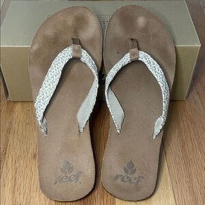 Reef Salty Air Flip Flops in Beige/Gold Woven Straps. Womens Size 8